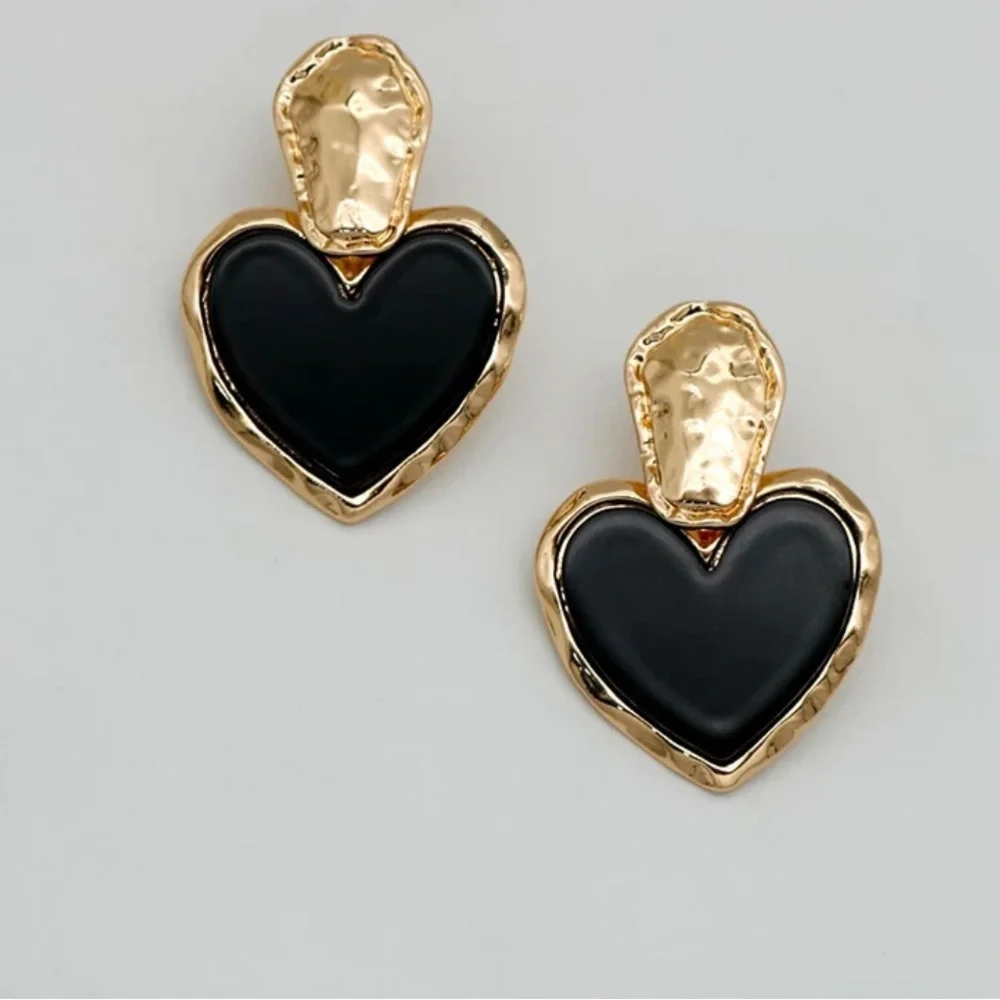 Gold black retro heart earrings - Picture 2 of 6